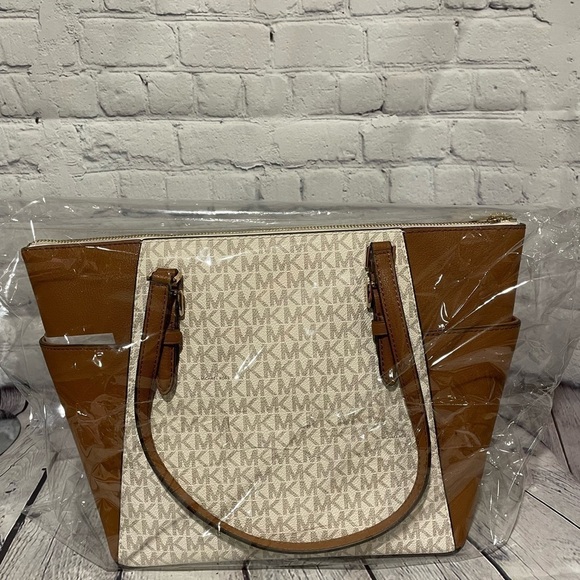 Michael Kors British Tan and cream MK logo shoulder bag New! - Picture 3 of 8